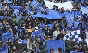 Sahar Khodayari se hizo conocida como "Chica Azul" por su apoyo a Esteghlal. Fue sorprendida tratando de entrar en un estadio en Teherán vestido de hombre.