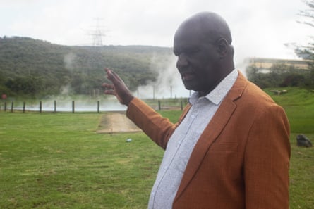 Peketsa Mangi, directeur général de KenGen, dans la vallée du Grand Rift au Kenya.