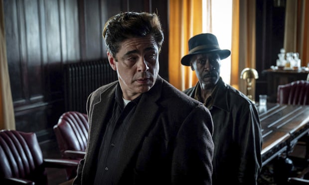 Benicio del Toro and Don Cheadle in No Sudden Move.