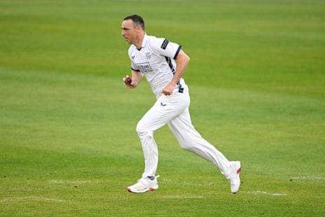 काइल एबॉट गेंदबाजी करते हुए