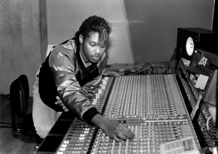 Jesse Saunders works in his studio in Chicago in 1987.