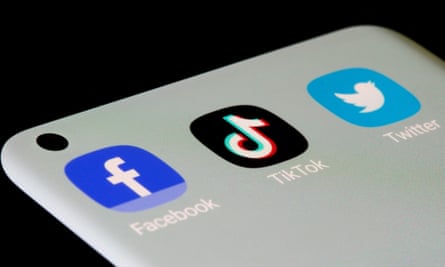 Phone screen displaying Facebook, TikTok and Twitter apps.