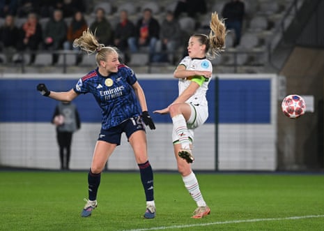 Frida Maanum scores for Arsenal!