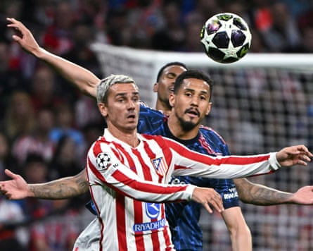 TOPSHOT-FBL-EUR-C1-ATLETICO MADRID-ARSENALTOPSHOT - Arsenal's Brazilian defender #06 Gabriel Magalhaes challenges Atletico Madrid's French forward #07 Antoine Griezmann during the UEFA Champions League semi-final first leg football match between Club Atletico de Madrid and Arsenal at the Metropolitano stadium in Madrid on April 29, 2026. (Photo by Javier SORIANO / AFP via Getty Images)