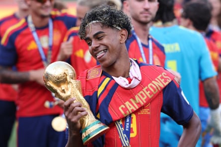 Lamine Yamal with the World Cup after Spain beat Argentina