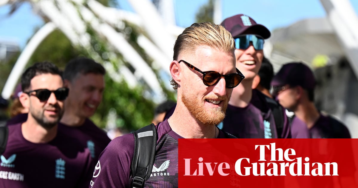 퍼스 스타디움에 입장하는 선수단