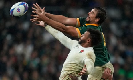 England's Courtney Lawes (left) and South Africa's Eben Etzebeth battle to catch the ball.