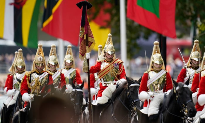 سلاح الفرسان الخاص بحرس الحياة قبل المسيرة الاحتفالية