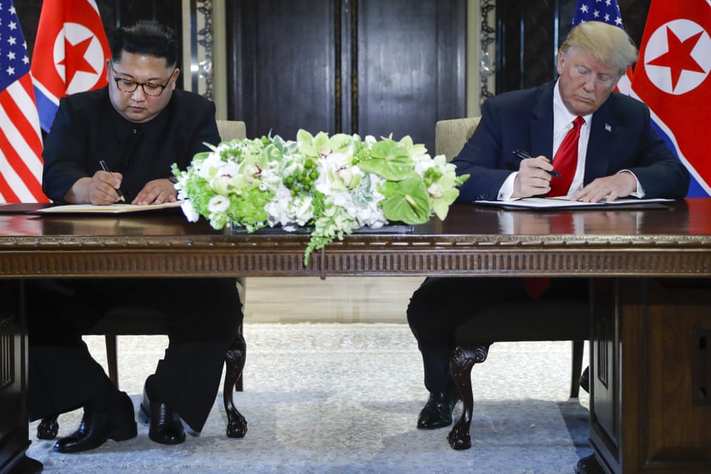 Trump e Kim Jong-un firmano l'accordo dopo il vertice di Singapore. Credits to: Evan Vucci/AP.