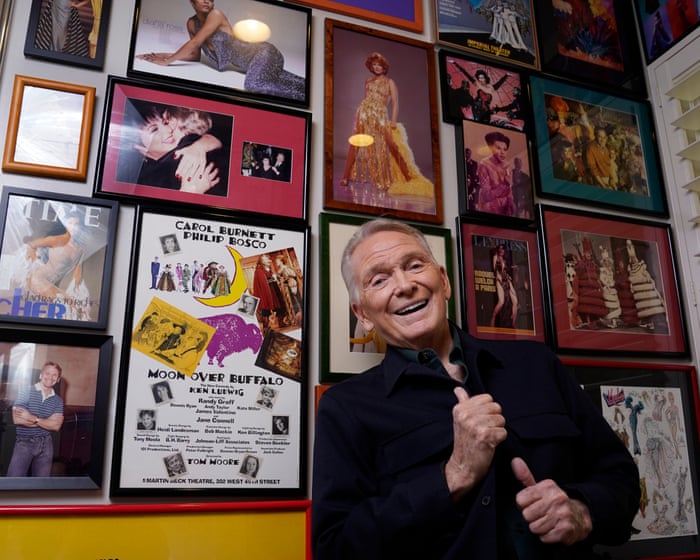 Bob Mackie: El diseñador legendario de los looks de Cher muere a los 87