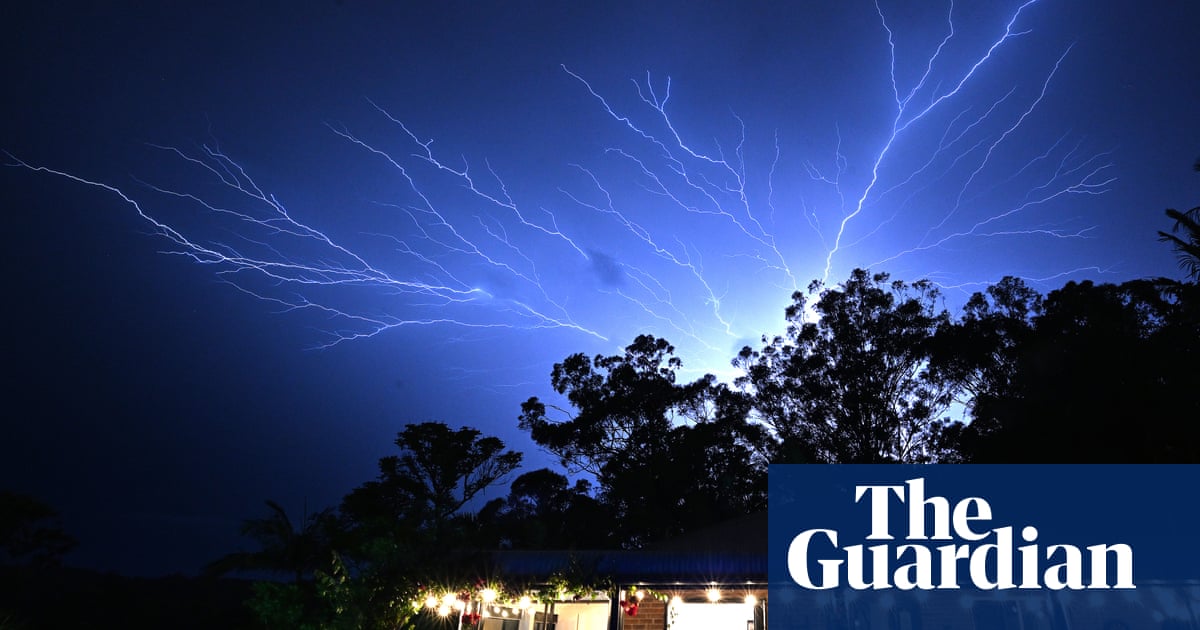 Двама къмпингуващи във Виктория и трима приятели на риболов в