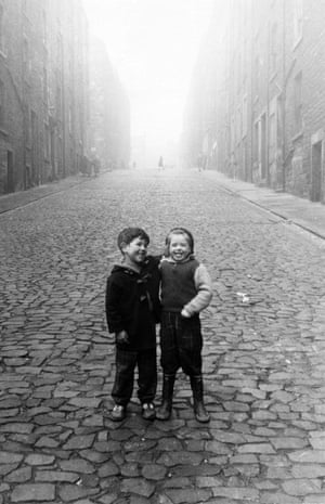Arthur Street, 1960 The photographs capture striking images of the changing face of Britain’s inner cities. Children playing in the streets held a particular fascination