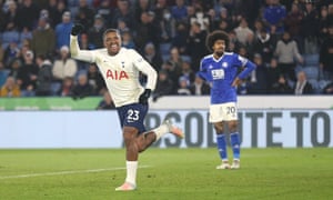 Steven Bergwijn de Tottenham Hotspur célèbre le deuxième but de son équipe lors du match de Premier League entre Leicester City et Tottenham Hotspur au King Power Stadium le 19 janvier 2022 à Leicester, Royaume-Uni.  (Photo de Rob Newell - CameraSport via Getty Images)