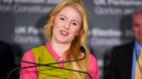 Прихильники Партії зелених святкуємо перемогу» />
<p>Ханна Спенсер, щойно обраний член парламенту від Зелених, пообіцяла виступати активним захисником своїх виборців, зосереджуючись на таких питаннях, як <strong>розвиток відновлюваної енергетики</strong>, <strong>стійка інфраструктура</strong> та <strong>ініціативи на рівні громади</strong>. Її перемога розглядається як значна зміна політичного ландшафту, оскільки Партія зелених продовжує набирати обертів у традиційно утримуваних лейбористами опорних пунктах.</p>
<p>Результат сколихнув Лейбористську партію, оскільки Кейр Стармер зіткнувся з посиленим контролем щодо свого керівництва та здатності партії підтримувати зв’язок з виборцями в регіоні. Поразка також підняла питання про стратегію Лейбористської партії та її здатність вирішувати проблеми виборців, які відчувають себе покинутими політичним істеблішментом.</p>
<img src=