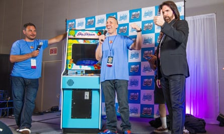 Billy Mitchell (à direita) participa da inauguração do Sky Skipper nos EUA.