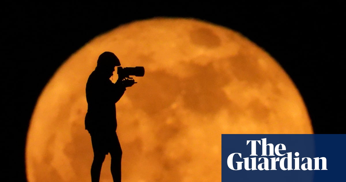De Dubái al Partenón: la ‘luna de fresa’ alrededor del mundo – en imágenes De Dubái al Partenón: la ‘luna de fresa’ alrededor del mundo – en imágenes
