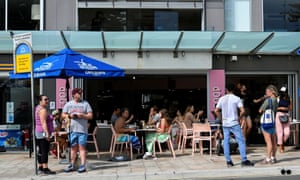 Los clientes cenan en un café junto a Bronte Beach en Sydney.