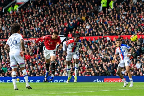 Benjamin Sesko of Manchester United scores to make it 2-1.