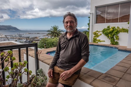 ‘Essa é uma batalha perdida’: incursões de babuínos causam tenso impasse entre humanos e vida selvagem na Cidade do Cabo