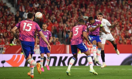 Erik Lamela (kanan) menyundul gol kedua Sevilla.