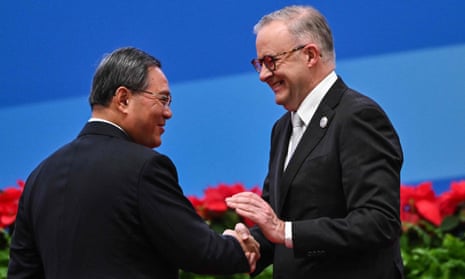 Li Qiang (left), and Anthony Albanese shake hands