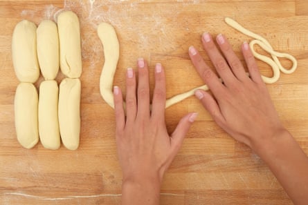 Adonan pasta digulung dengan tangan menjadi tali panjang.