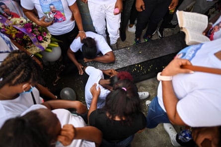 Relatives mourn over the coffin of Deiner Castillo