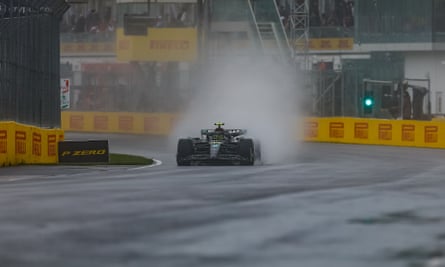 Lewis Hamilton mengendarai Mercedes di trek basah di Montreal