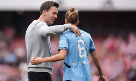 Gareth Taylor (left) and Vivianne Miedema after the Women's Super League between Arsenal and Manchester City