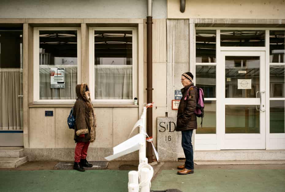 Josephina, vivant à Arbon (Suisse), et Josef, vivant à Singen am Hohenwil (Allemagne), ne peuvent se réunir qu'à la frontière fermée. Ils se réunissent ici trois fois par semaine. Ils sont en couple depuis 30 ans.
