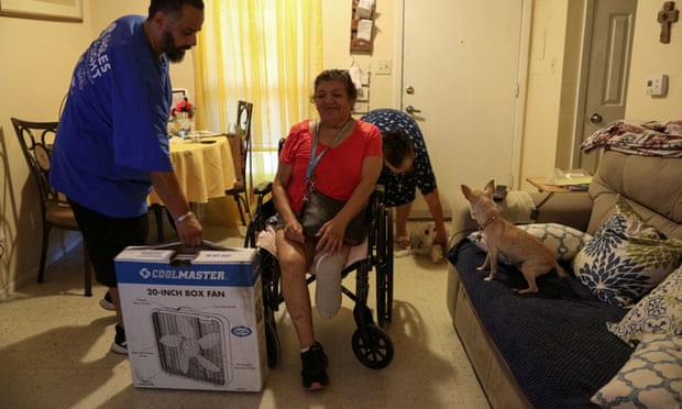 تقدم منظمة Eagles Flight Advocacy and Outreach غير الربحية إحدى المعجبين لخوانيتا ألاركون في شقتها في سان أنطونيو ، تكساس.