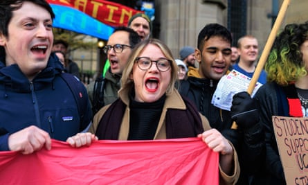 جو جرادي (وسط) في اعتصام في جامعة مانشستر الشهر الماضي.