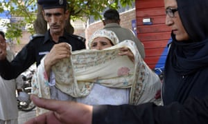 Pakistani police escort Perveen Bibi to court in 2016