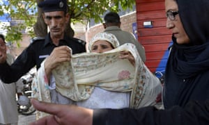 Pakistani Police Escort Perveen Bibi Who Allegedly Killed Her Own Daughter By Burning Her Alive Pakistani Police Escort Perveen Bibi Who Allegedly Killed Her Own Daughter By Burning Her Alive