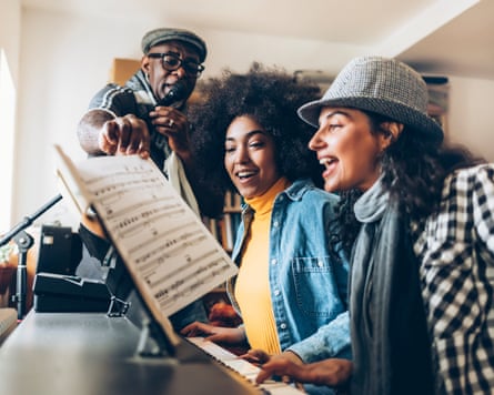 شابات يغنين ويعزفن البيانو في المنزل.