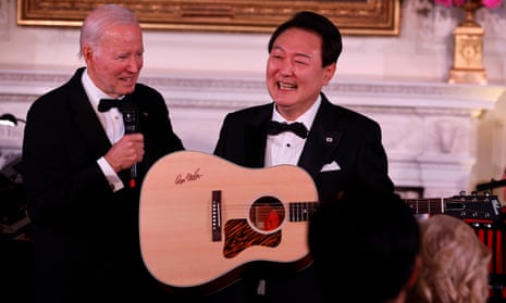 조 바이든 미국 대통령이 백악관에서 열린 국빈 만찬에서 아메리칸 파이를 부른 <span class='keyword'>윤석열</span> 한국 대통령에게 기타를 선물하고 있다.