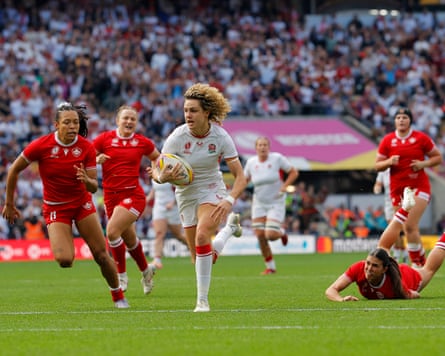 Ellie Kildunne charges for the tryline