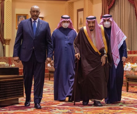 ملک سلمان پادشاه عربستان سعودی (نفر دوم از راست) ماه گذشته در ریاض از ژنرال عبدالفتاح البرهان سودانی (سمت چپ) پذیرایی کرد.