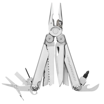 Um gadget multiferramenta de aço inoxidável