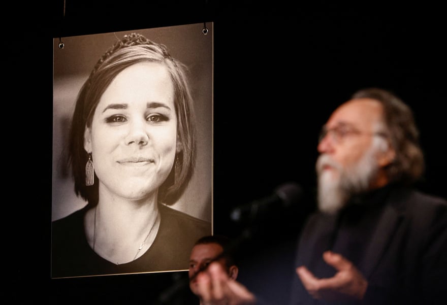 Alexander Dugin parle à côté d'une image projetée de Darya Dugina