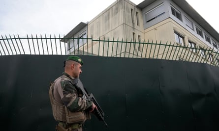 Ein Soldat patrouilliert am Montag vor einer jüdischen Schule in Créteil, einem Vorort von Paris.