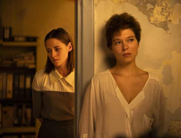 Kristen Stewart alongside Léa Seydoux in Crimes of the Future by David Cronenberg.