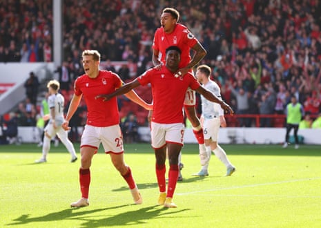 Nottingham Forests Taiwo Awoniyi feirer å score sitt første mål med Jesse Lingard (øverst) og Ryan Yates (til venstre).
