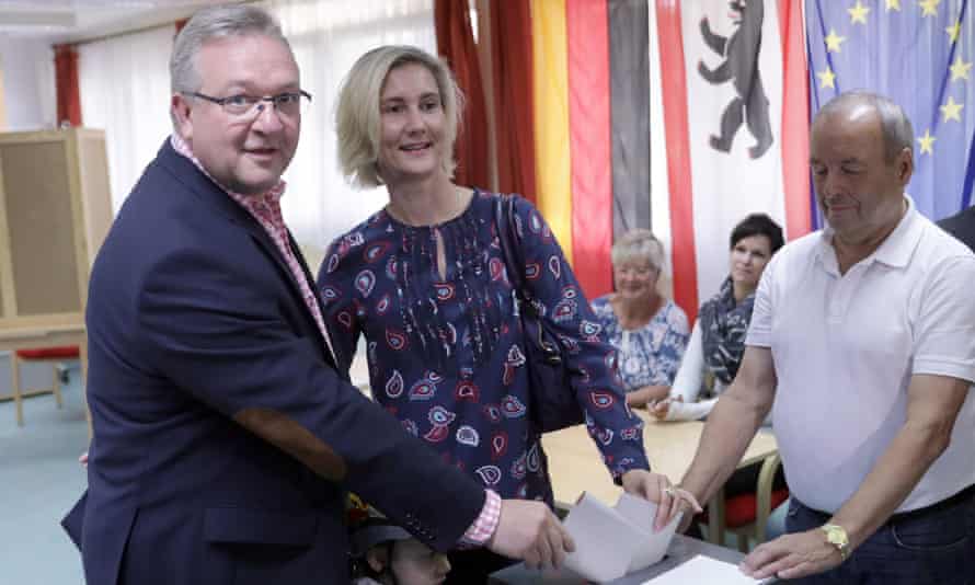 The CDU’s mayoral candidate Frank Henkel casts his vote.