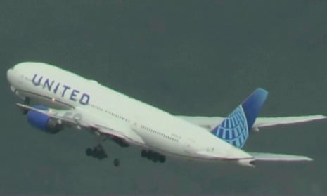 United Airlines Boeing 777 loses a tyre