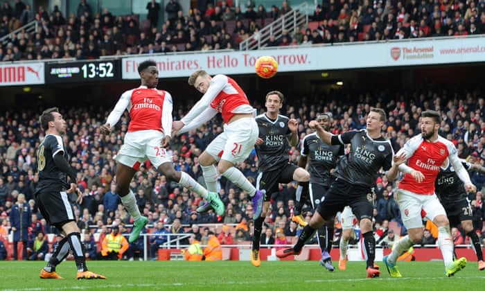 Danny Welbeck S Last Gasp Effort Gives Arsenal Win Over 10 Man Leicester Premier League The Guardian