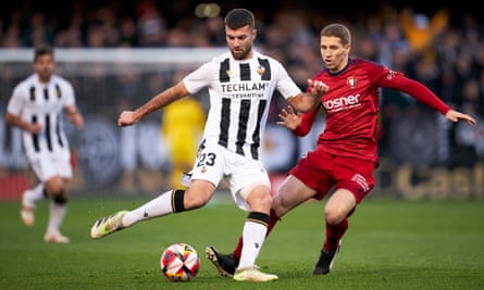 Josep Calavera passes the ball under pressure from Darko Brasanac