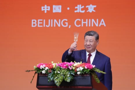 Xi proposes a toast during a state dinner with Trump.