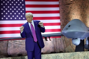 Donald Trump with two raised fists in front of US flag