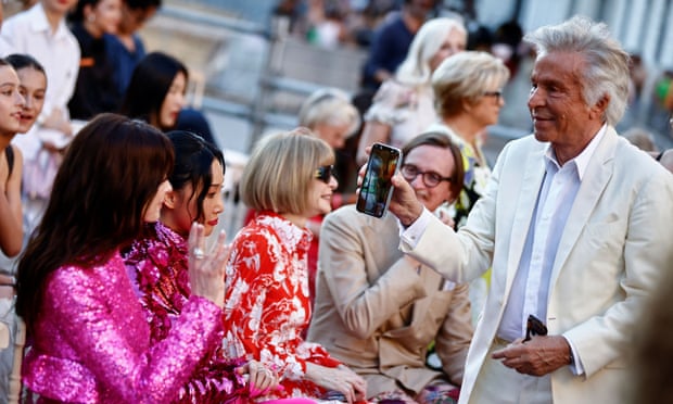 Anne Hathaway agitando el teléfono
